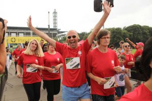 Stadionlauf Köln | Ein Gewinner | Ein Mann reißt die Hände nach oben und freut sich sehr! Inklusion in allen Bereichen.